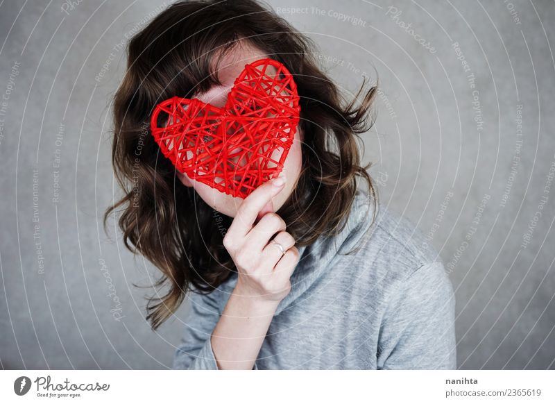 Junge Frau bedeckt ihr Gesicht mit einem roten Herzen. Stil Design Gesundheit Valentinstag Muttertag Mensch feminin Jugendliche 1 18-30 Jahre Erwachsene brünett