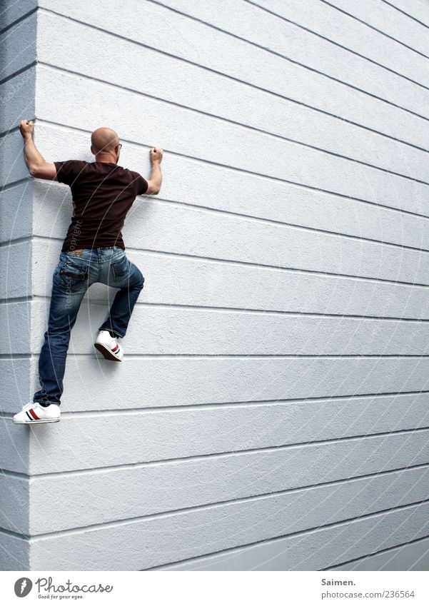 cityclimbing Mensch maskulin Mann Erwachsene 1 18-30 Jahre Jugendliche Mauer Wand Fassade Bewegung sportlich außergewöhnlich muskulös Kraft Mut anstrengen