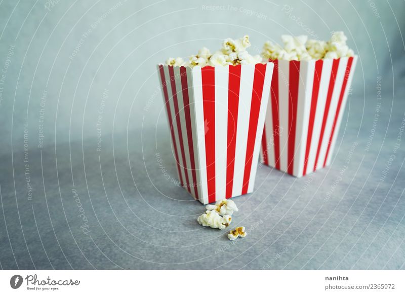 Zwei klassische Schachteln Popcorn Lebensmittel Popkorn Müsli Ernährung Vegetarische Ernährung Freizeit & Hobby Entertainment ausgehen Kultur Kino Streifen