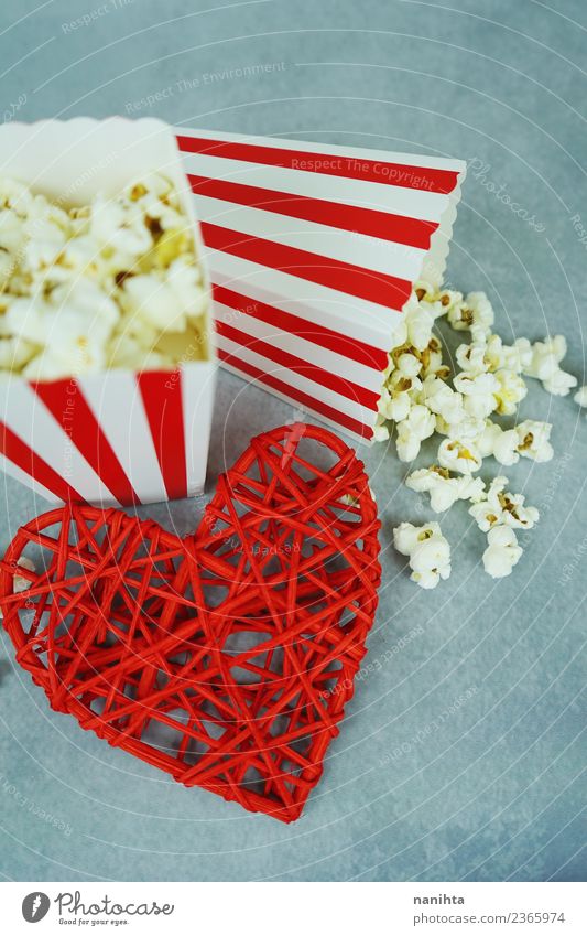 Zwei Popcorn-Boxen und ein rotes Herz. Lebensmittel Snack Popkorn Fastfood Lifestyle Freizeit & Hobby Entertainment Kunst Kultur Kino Filmindustrie Video Kasten