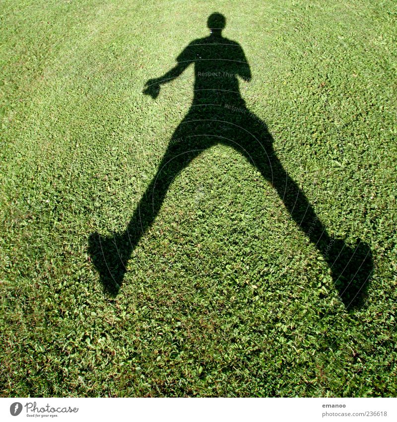 Schattenspringer Freude Leben Freizeit & Hobby Spielen Sommer Mensch maskulin Mann Erwachsene 1 Gras Wiese Bewegung springen grün Gefühle Stimmung Farbfoto