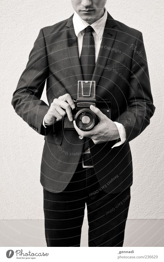 Graf Foto Fotokamera Sucher Mensch maskulin Junger Mann Jugendliche 1 Mode Hemd Anzug Jacke Krawatte historisch einzigartig seriös Fotografieren charmant modern