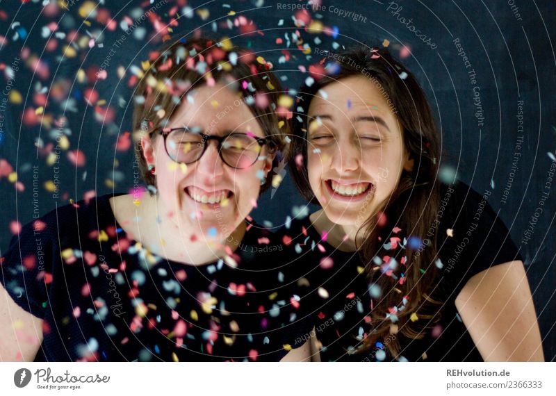 Portrait von zwei lachenden Frauen mit Konfetti Lifestyle Party Feste & Feiern Mensch feminin Junge Frau Jugendliche Erwachsene Geschwister Schwester 2