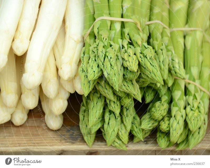 Spargel Lebensmittel Gemüse grün weiß Spargelzeit Spargelbund Spargelspitze Gemüsemarkt Obst- oder Gemüsestand Farbfoto Nahaufnahme Menschenleer