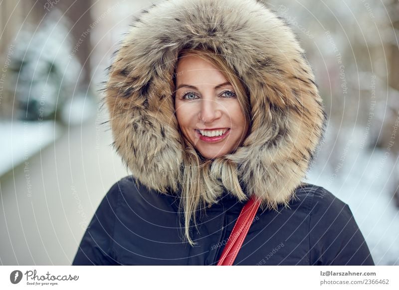 Porträt einer lächelnden Frau mit Winterhaube Lifestyle Glück schön Gesicht Schnee Erwachsene 1 Mensch 30-45 Jahre Park Mode Mantel Pelzmantel blond Lächeln