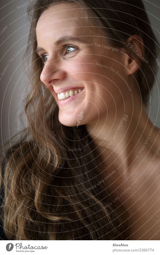 Portrait einer lachenden, schönen, jungen Frau mit langen, brünetten Haaren und Grübchen Lifestyle Freude Haare & Frisuren Gesicht Leben Wohlgefühl Junge Frau