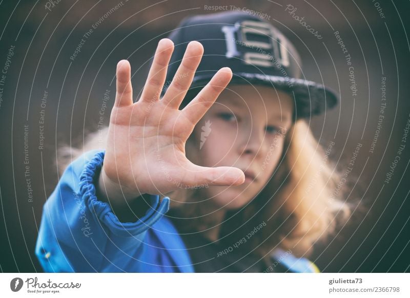 Ablehnung | Stopp !! Nein !! Halt !! | Junge zeigt Stop-Hand, indem er die Hand vor sich ausstreckt Kind Kindheit Jugendliche 1 Mensch 8-13 Jahre Mütze