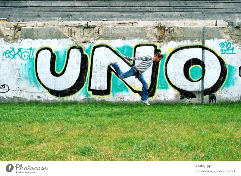 BARCA! Wiese Graffiti springen Farbfoto mehrfarbig Außenaufnahme Licht Schatten Kontrast Ganzkörperaufnahme Blick nach unten 1 Mann Großbuchstabe