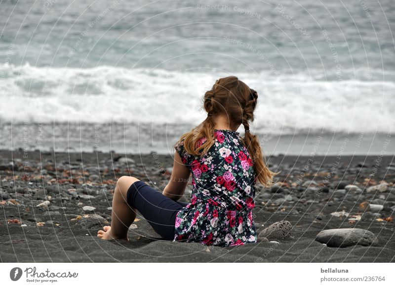 Stein auf Stein Mensch feminin Kind Mädchen Kindheit Leben Haare & Frisuren Rücken Arme Beine 1 Sand Wasser Sommer Wellen Strand Meer sitzen Spielen spielend