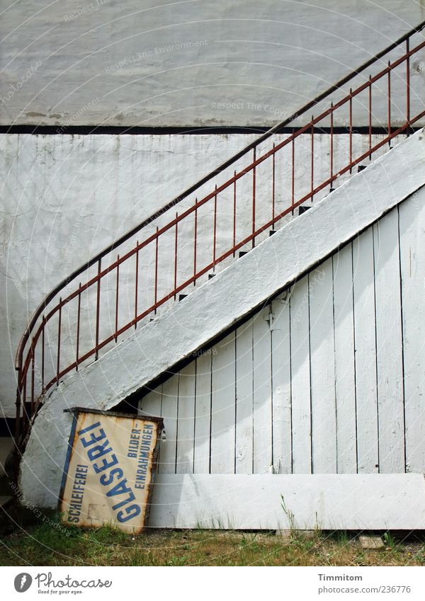 Der Aufstieg ist möglich! Glaser Mauer Wand Treppe Stein Holz Metall Schilder & Markierungen alt einfach weiß unbenutzt Großbuchstabe Wort Werbeschild Farbfoto