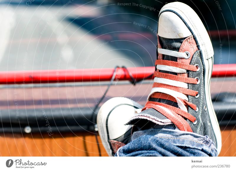 Doppelt Verkehrsmittel Personenverkehr Straßenverkehr Busfahren Mode Jeanshose Schuhe Chucks rot weiß gemütlich Erholung Farbfoto Gedeckte Farben Außenaufnahme