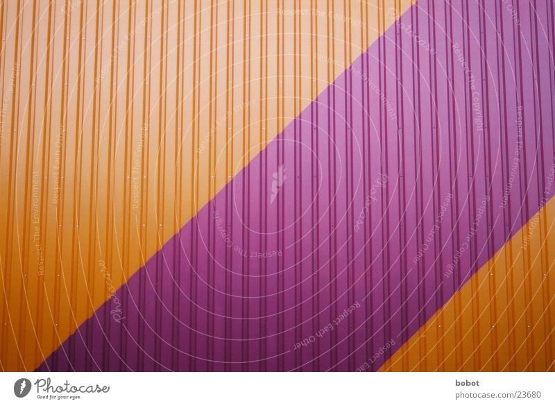 Wellblech mal bunt violett purpur rosa Wand Architektur Lagerhalle orange Strukur