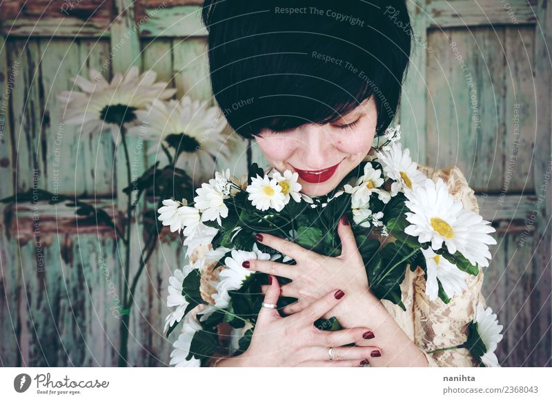 Junge Frau, die einen Blumenstrauß umarmt. Lifestyle Stil Design schön Wellness harmonisch Sinnesorgane Valentinstag Muttertag Hochzeit Mensch feminin