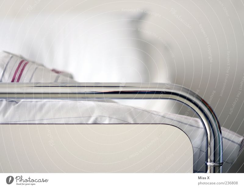 Krankenhausbett Krankheit Bett liegen schlafen Sauberkeit weiß Krankenbett Bettdecke Kopfkissen Metallstange Rahmen rehabilitatieren Krankenzimmer Farbfoto
