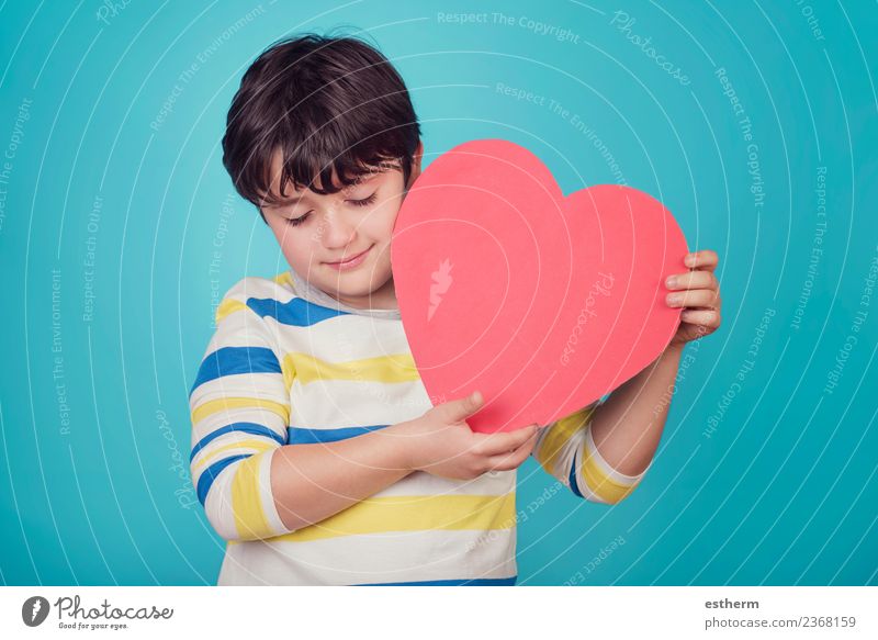 lächelnder Junge mit Herz auf blauem Hintergrund Lifestyle Freude Party Veranstaltung Feste & Feiern Valentinstag Muttertag Mensch maskulin Kind Kleinkind