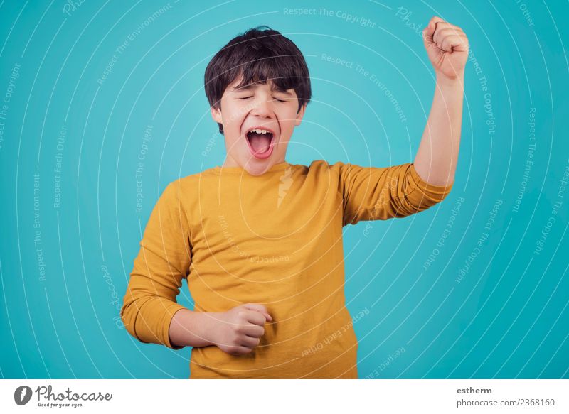 lächelnder und euphorischer Junge auf blauem Hintergrund Lifestyle Freude Mensch maskulin Kind Kindheit 1 8-13 Jahre Feste & Feiern Fitness Lächeln schreien