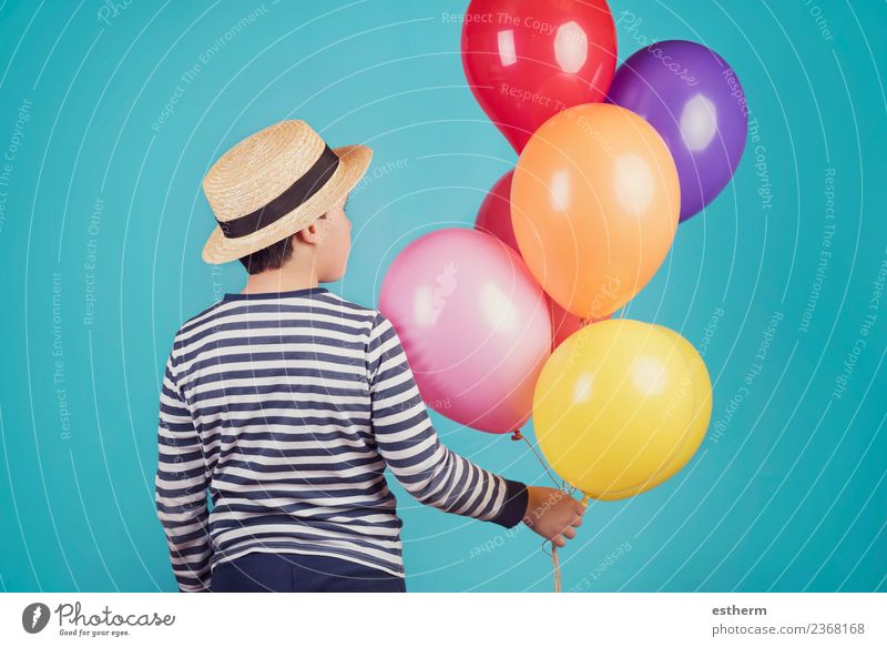 nachdenklicher Junge mit Ballons auf blauem Hintergrund Mensch maskulin Kind Kleinkind Kindheit 1 8-13 Jahre Hut Luftballon Denken Fitness träumen Traurigkeit