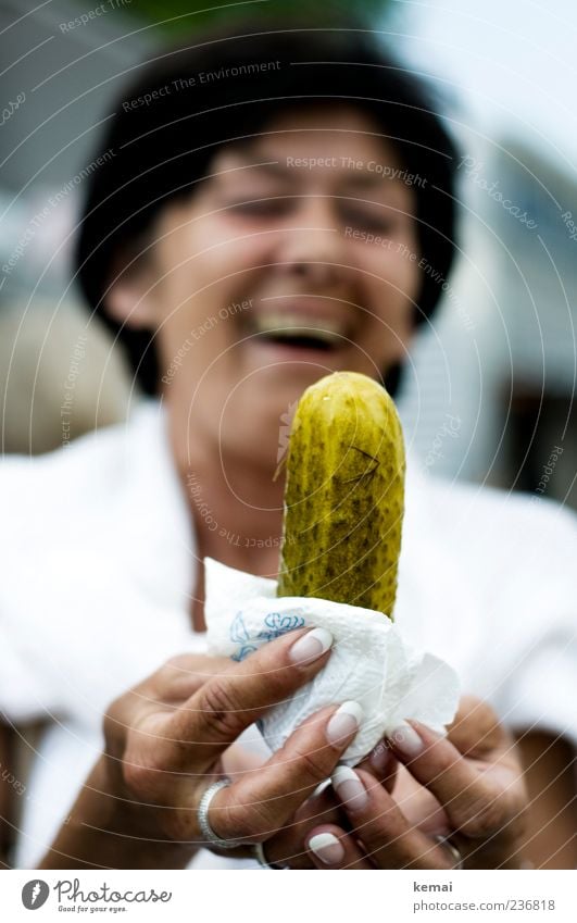 Zonen-Gabi Lebensmittel Gewürzgurke Gurke Nagellack Mensch Frau Erwachsene Kopf Hand Finger Fingernagel 1 45-60 Jahre lachen groß lecker lustig grün Freude