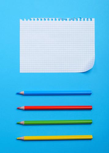 weißes leeres Blatt Schule Papier Schreibstift Holz blau gelb grün rot Gesellschaft (Soziologie) Idee Bleistift angewinkelt Eckstoß Golfloch Notizbuch