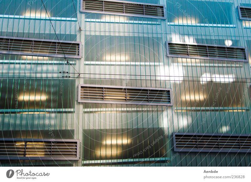 2046 Fassade ästhetisch kalt Fenster Parkhaus abstrakt Futurismus Farbfoto Außenaufnahme Muster Menschenleer Tag Architektur Gebäude Beleuchtung
