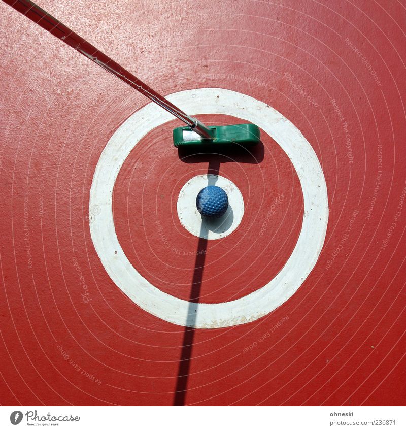 Eine ruhige Kugel schieben Minigolf Ausflug Ballsport Golfball Minigolfschläger Sportstätten Sonnenlicht rund rot Spielen Abschlag Punkt Kreis Farbfoto