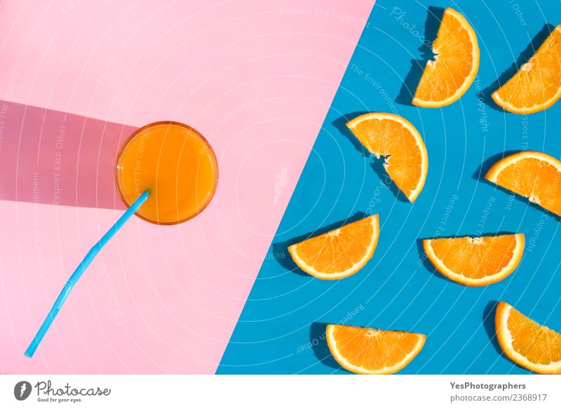 Glas mit Orangensaft Frucht Frühstück Diät Getränk Erfrischungsgetränk Saft Sommer Gesundheit lecker saftig rosa Farbe obere Ansicht Blauer Hintergrund