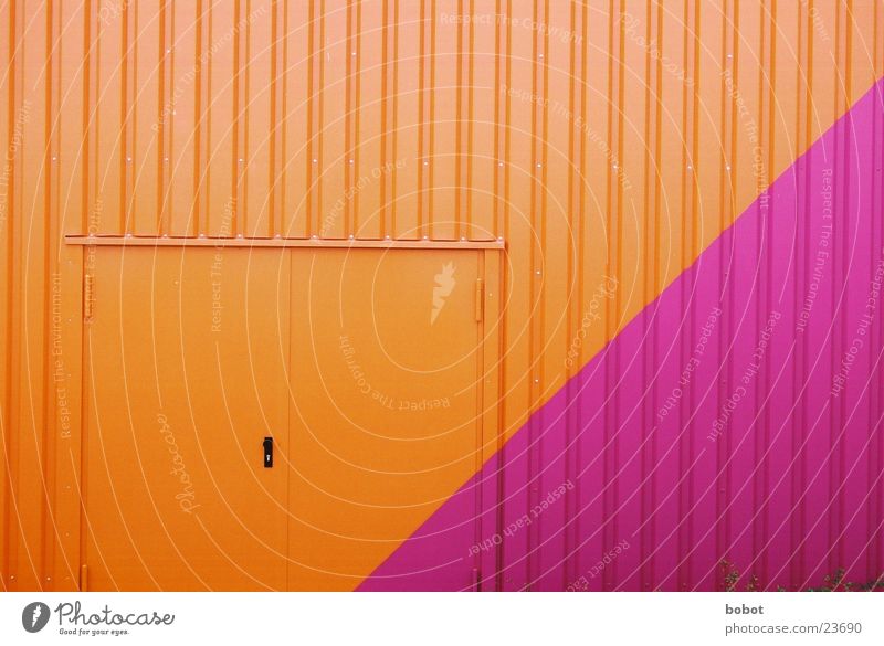 Farben die die Welt nicht braucht violett purpur mehrfarbig Wellblech Türknauf Architektur orange Tor Industriefotografie Lagerhalle Burg oder Schloss