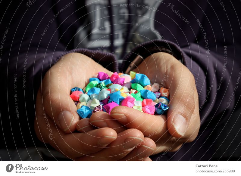 Sternsammler Freude Glück Mann Erwachsene Hand Finger Pullover festhalten einzigartig nah dünn schön viele geben Origami Papier mehrfarbig Stern (Symbol) zeigen