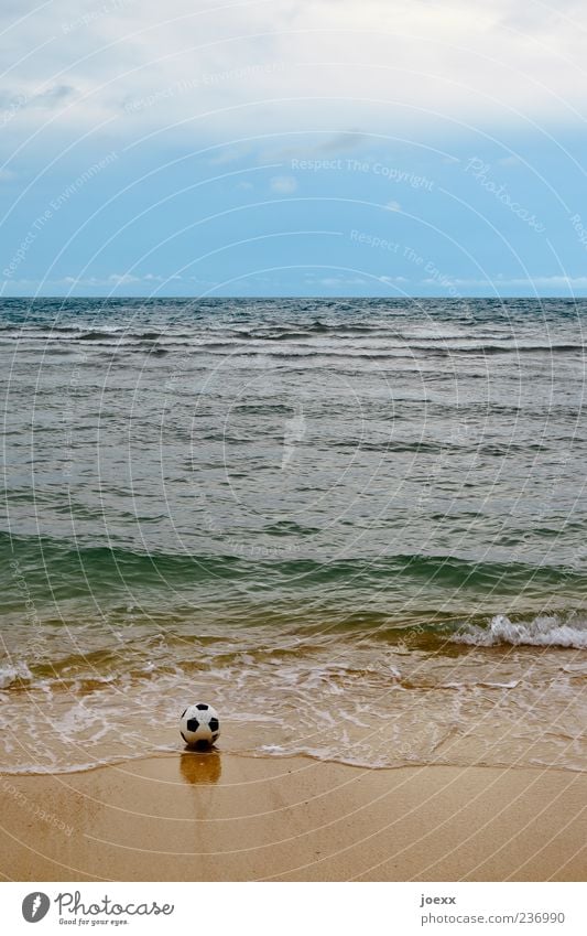 Strandgut Ballsport Sand Wasser Himmel Wolken Horizont Sommer Wellen Küste Meer blau braun grün schwarz weiß Farbfoto Gedeckte Farben Außenaufnahme Menschenleer