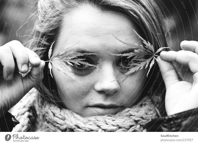 hide.. Mensch feminin Junge Frau Jugendliche Gesicht 1 18-30 Jahre Erwachsene Frühlingsgefühle Außenaufnahme Tag Schatten Kontrast Porträt Blick in die Kamera