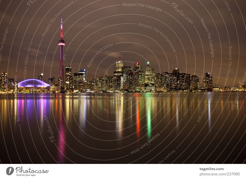 TORONTO Toronto Stadt Kanada Abend Nacht Dämmerung Licht Beleuchtung mehrfarbig Wasser Ontario Ontario See Amerika Nordamerika Farbfoto Textfreiraum unten