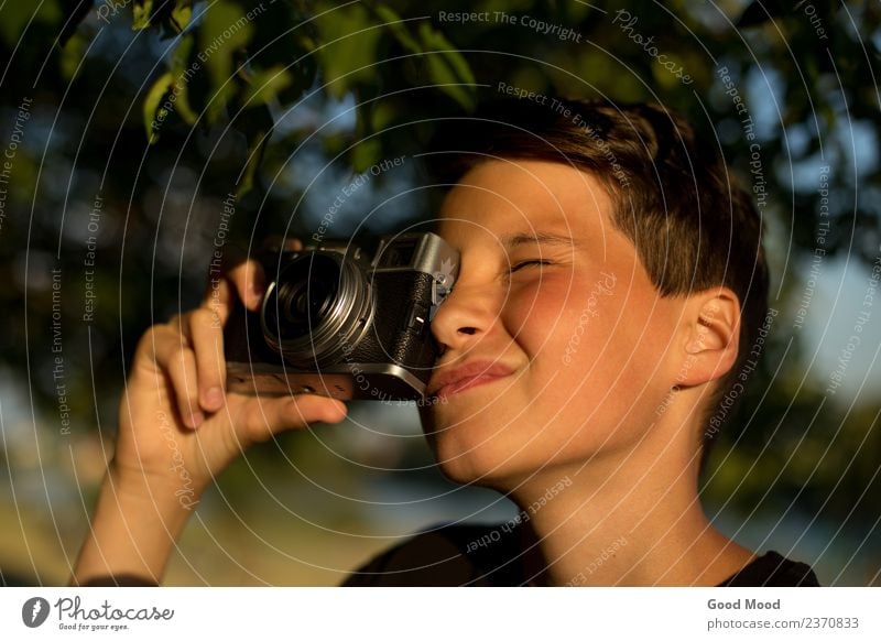 Junge Fotografin mit Retro-Filmkamera im Garten Stil schön Freizeit & Hobby Ferien & Urlaub & Reisen Sommer Sonne Fotokamera Technik & Technologie Mensch Mann