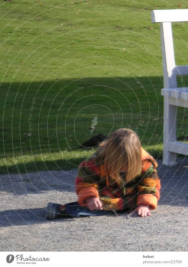 Böse Ameise! Kind Mädchen Wiese Spielen gebeugt spielerisch sitzen Stein Schönes Wetter Sonne whoiscocoon