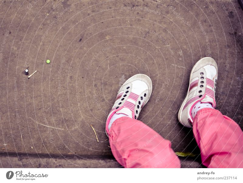 Beine 1 Mensch 3-8 Jahre Kind Kindheit Hose Schuhe Stein sitzen Leben Erholung Turnschuh rosa braun Fuß Strümpfe Vogelperspektive klein Boden Beton Farbfoto