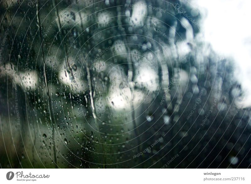 es regnet Tourismus Ausflug Camping Sommer Regen Fenster Wassertropfen Glas Unschärfe Landwirtschaft Forstwirtschaft Börse heimwärts Heimweh obdachlos