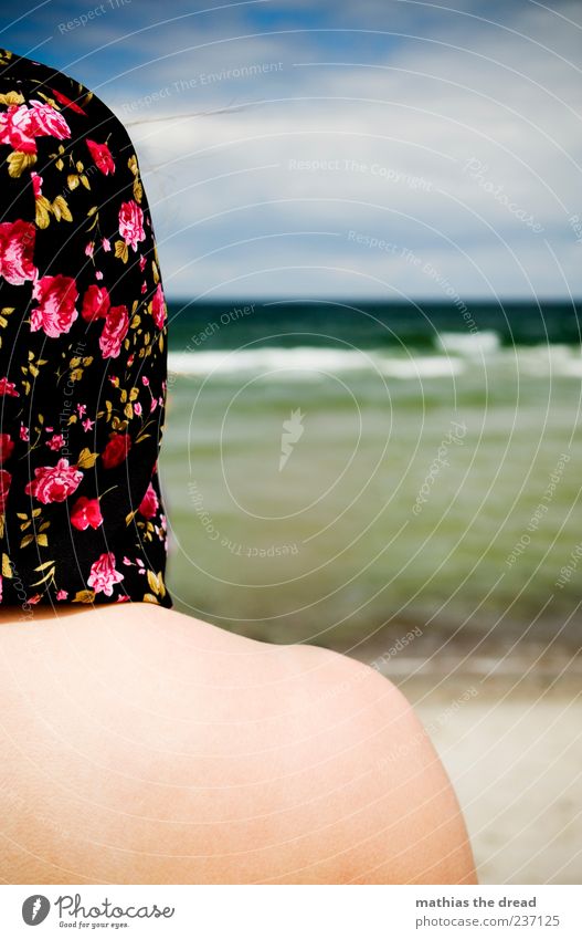 HALBIERT Stil Mensch feminin Kopf Schulter Wasser Himmel Wolken Horizont Sommer Schönes Wetter Strand Bekleidung Stoff Accessoire einzigartig Blumenmuster