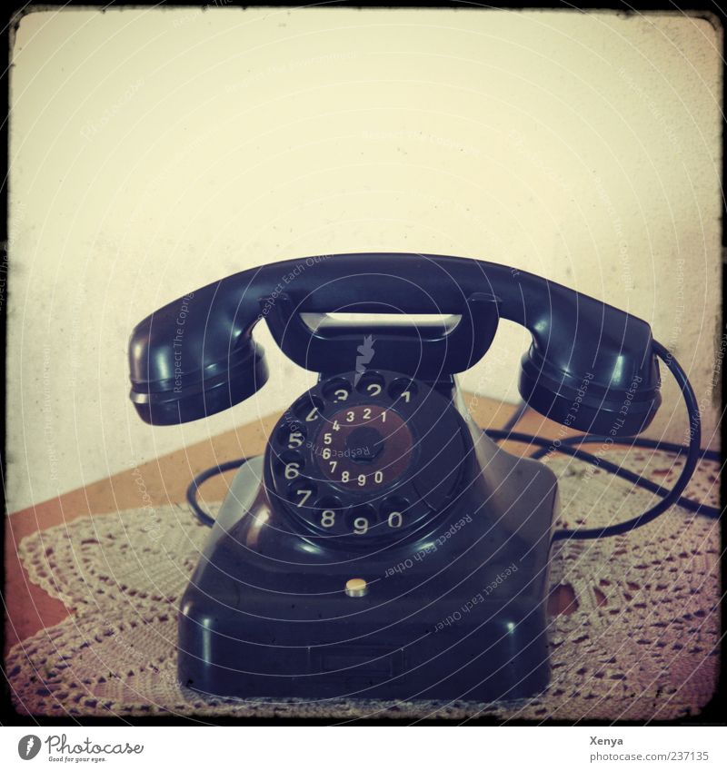 Ruf an Telefon alt retro schwarz Nostalgie altmodisch Innenaufnahme Menschenleer Textfreiraum oben 1 Wählscheibe Telefonhörer
