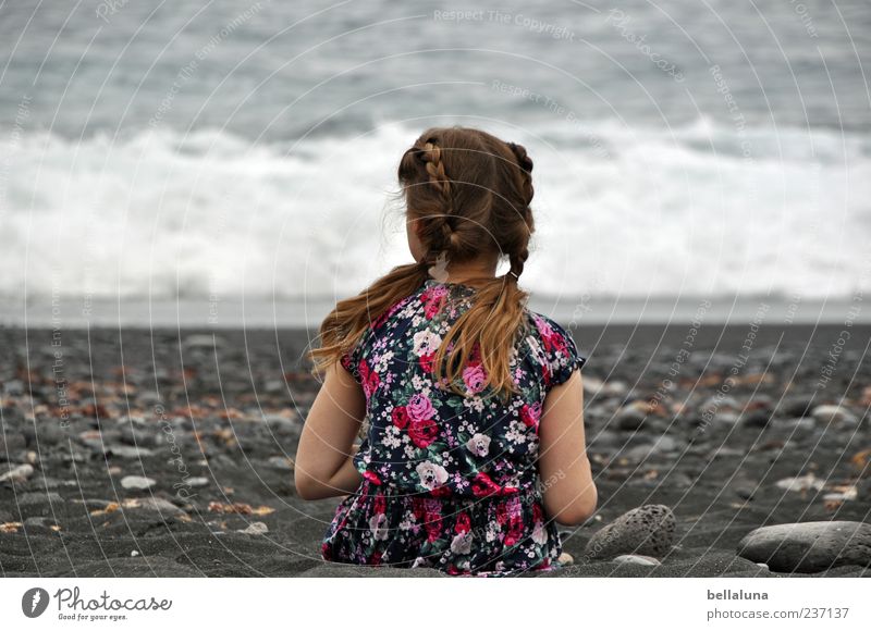 Nummer 3 Mensch feminin Kind Mädchen Kindheit Leben Kopf Haare & Frisuren Rücken Arme 1 Wasser Sommer Schönes Wetter Wellen Strand Meer sitzen Lavastrand