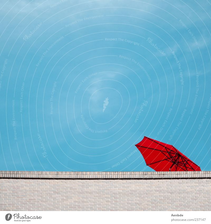 Sonnendeck Ferien & Urlaub & Reisen Sommer Haus Dach Mauer Backstein rot blau Schirm Sonnenschirm Farbfoto mehrfarbig Außenaufnahme Menschenleer