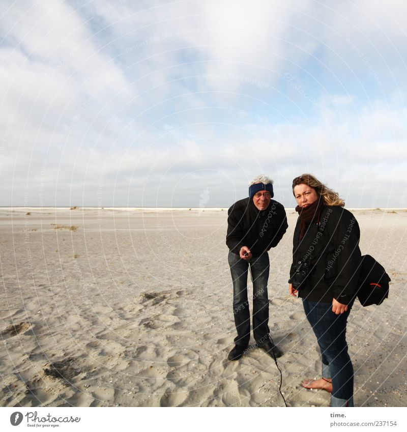 Spiekeroog | Rumlungern in der Landschaft ... Strand Frau Erwachsene Mann Sand Himmel Partnerschaft Auslöser bücken Außenaufnahme Ganzkörperaufnahme Blick