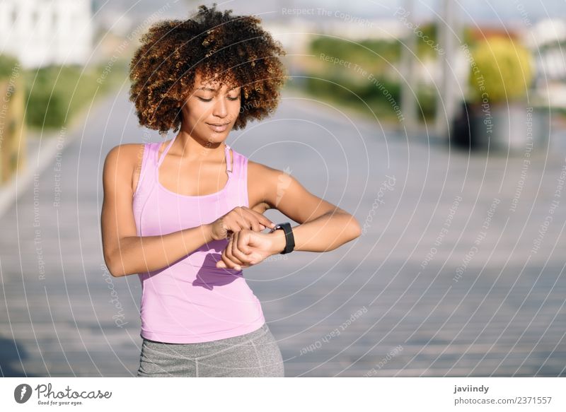 Schwarze Frau mit smartwatch berührendem Touchscreen Lifestyle Haare & Frisuren Wellness Freizeit & Hobby Sport Joggen Bildschirm Technik & Technologie Mensch