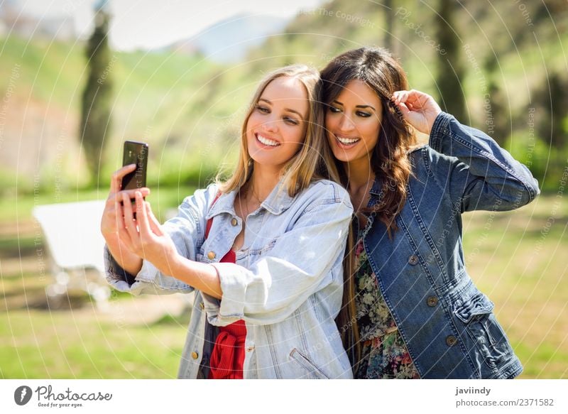 Zwei junge Frauen, die ein Selfie-Foto machen. Lifestyle Stil Freude Glück schön Sommer Telefon Fotokamera Mensch feminin Junge Frau Jugendliche Erwachsene