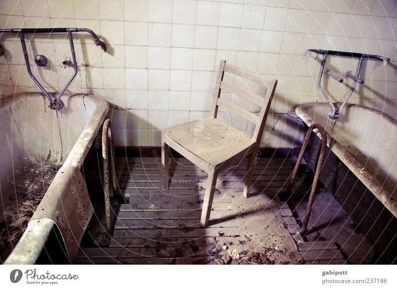 Reinigungskraft gesucht! Haus Ruine Gebäude Bad Badezimmerarmatur Stuhl Badewanne Bodenbelag dreckig alt kaputt trashig trist braun schwarz weiß bizarr