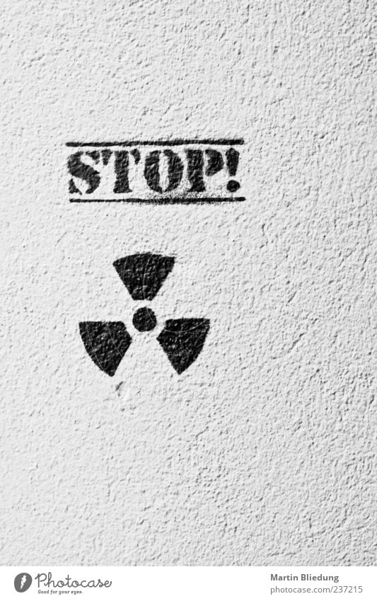Keine Einwände! Zeichen Schriftzeichen Graffiti authentisch schwarz weiß Umweltverschmutzung Umweltschutz Atom Atomausstieg Ausruf Befehl Fassade Wand stoppen