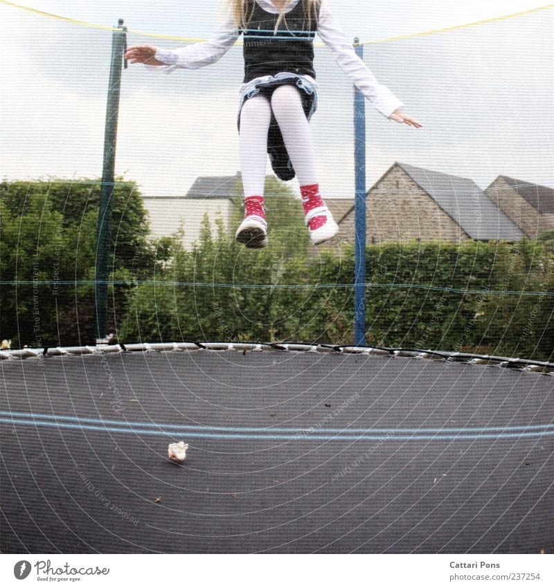 abheben! Trampolin Mensch Kind Mädchen 1 Kleid Strumpfhose blond langhaarig fliegen Spielen springen klein hüpfen Luft kindlich Freude Farbfoto Außenaufnahme