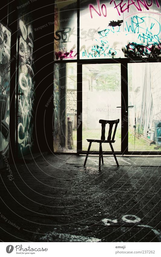 Vierbeiner dunkel Stuhl Sitzgelegenheit Einsamkeit Farbfoto Innenaufnahme Menschenleer Schatten Lichterscheinung Gegenlicht 1 Graffiti einfach Raum Fenster