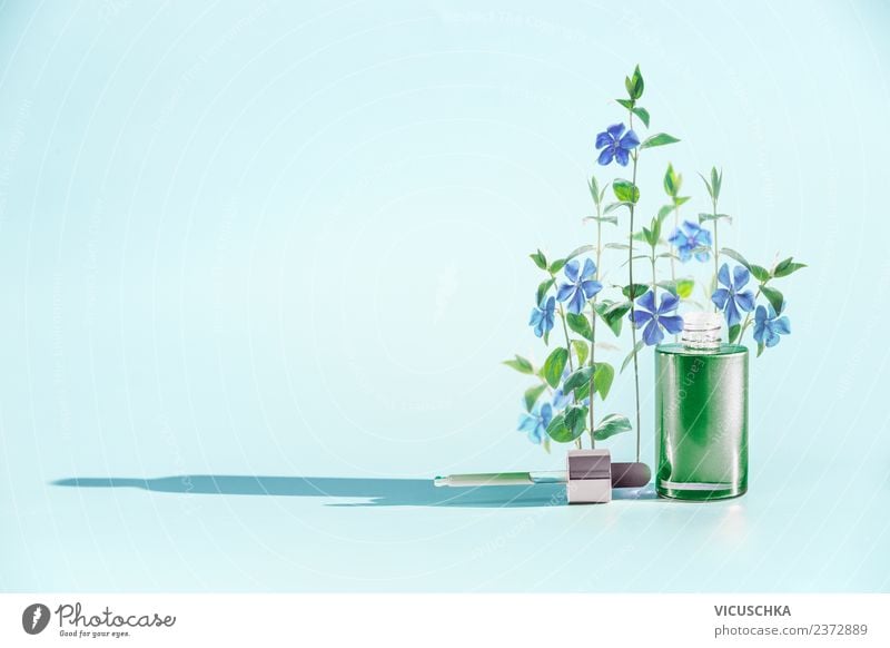 Kosmetikflasche mit blauen BLumen und Pipette Lifestyle kaufen Stil Design schön Gesundheit Wellness Wohlgefühl Spa Natur Pflanze Blume Blüte trendy Serum