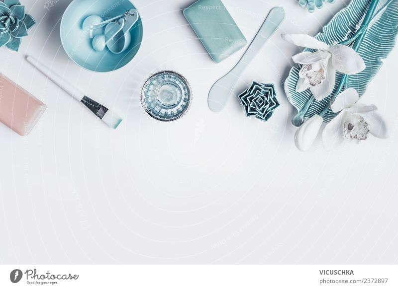 Blau Kosmetik Set für Gesichtspflege Stil Design schön Körperpflege Maniküre Creme Gesundheit Wellness Tisch Blume Orchidee Mode Ornament trendy Hintergrundbild