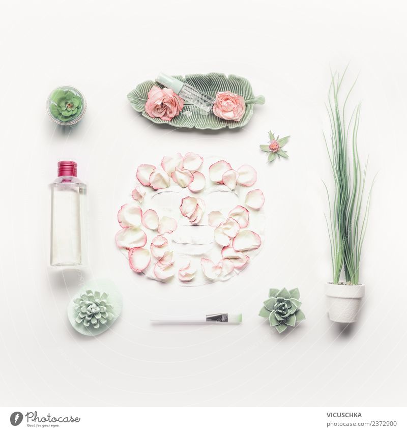 Gesichtshautpflege mit Sheet Maske und Rosen Stil Design schön Haut Kosmetik Gesundheit Wellness Spa Natur Blume rosa Entwurf Flat lay Gesichtsmaske