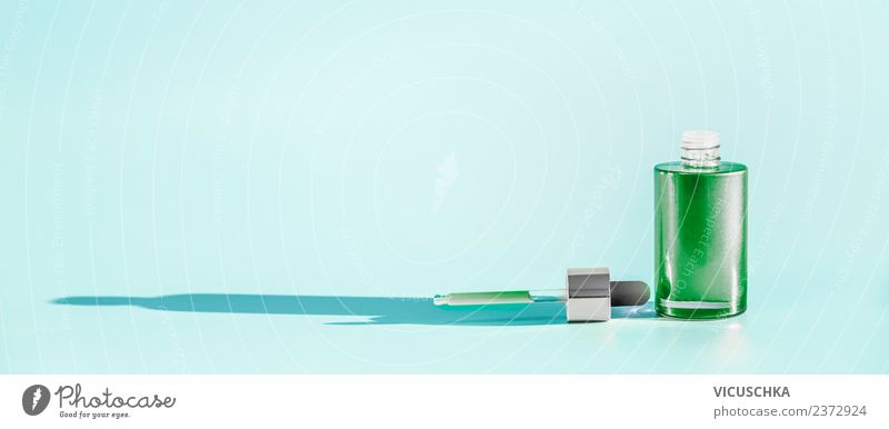 Grüne Kosmetik Flasche mit Serum oder Gesichtsöl Lifestyle kaufen Stil Design schön Gesundheit Wellness Spa Massage Fahne rein Pipette Hintergrundbild liquide
